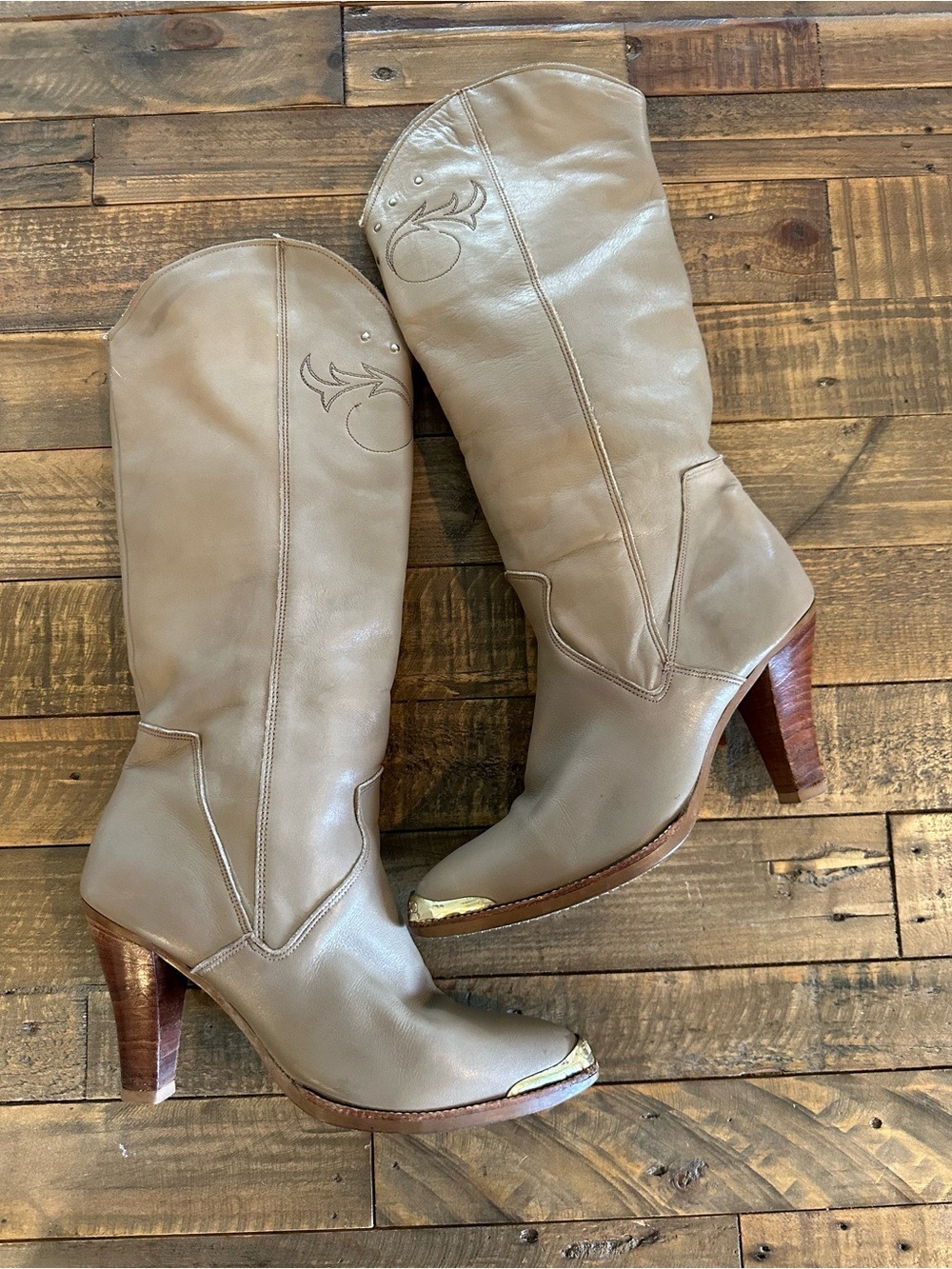 Dingo Vintage Embroidered Tan Leather Heeled Western Boots Size 9